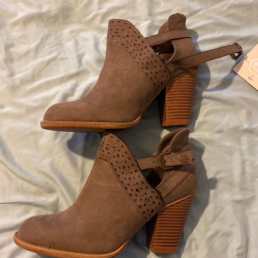 Daisy Fuentes booties